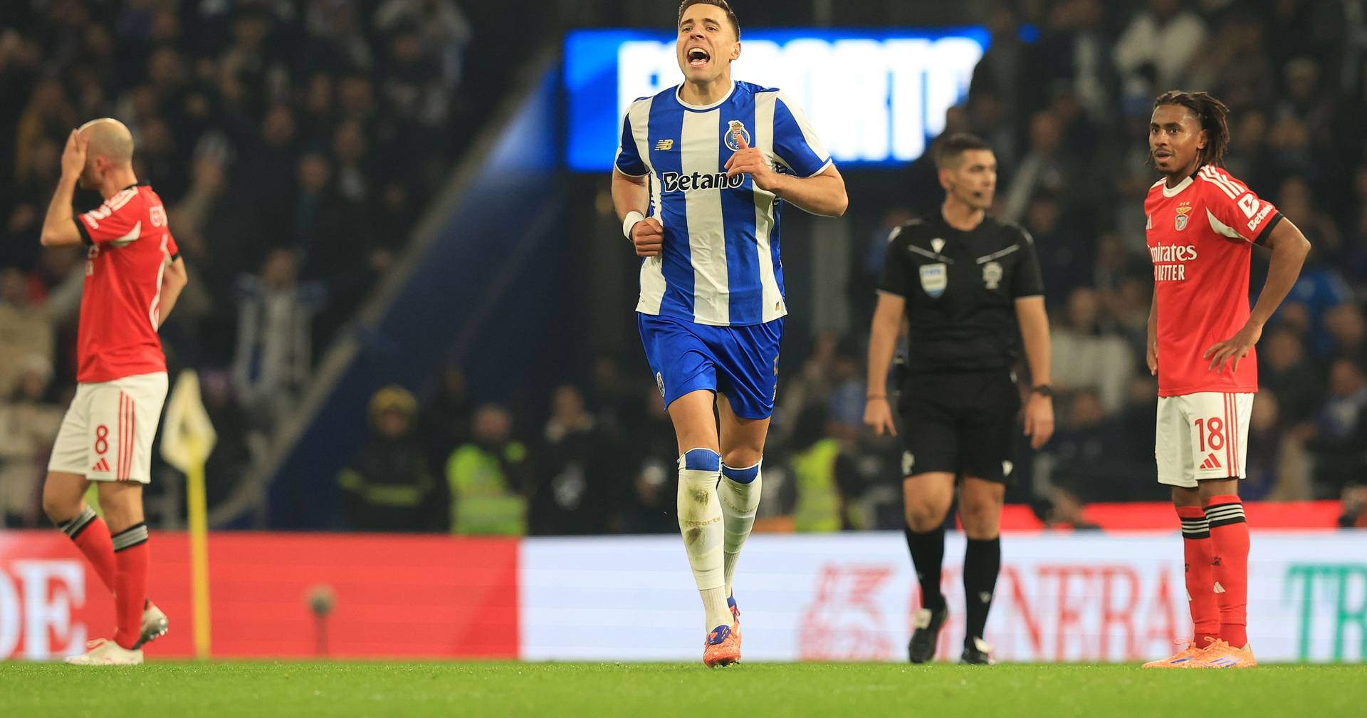 FC Porto vence Benfica no Dragão e segue para as 'meias' da Taça de Portugal