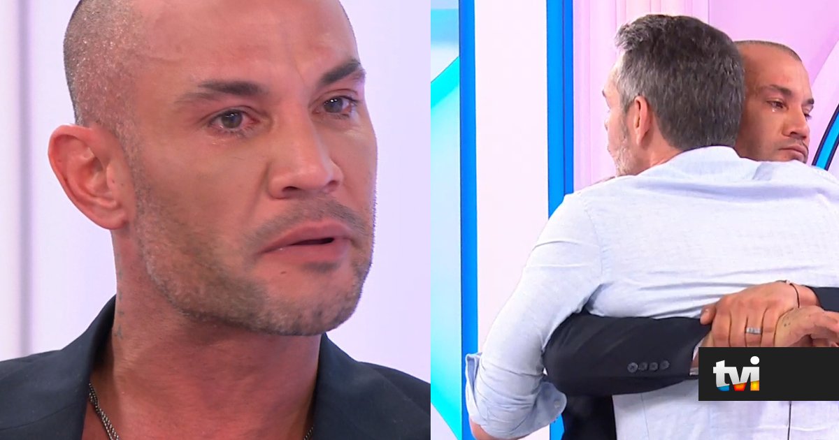 Inconsolável. Pedro Barroso levanta-se durante entrevista e pede abraço a Cláudio Ramos - Dois às 10