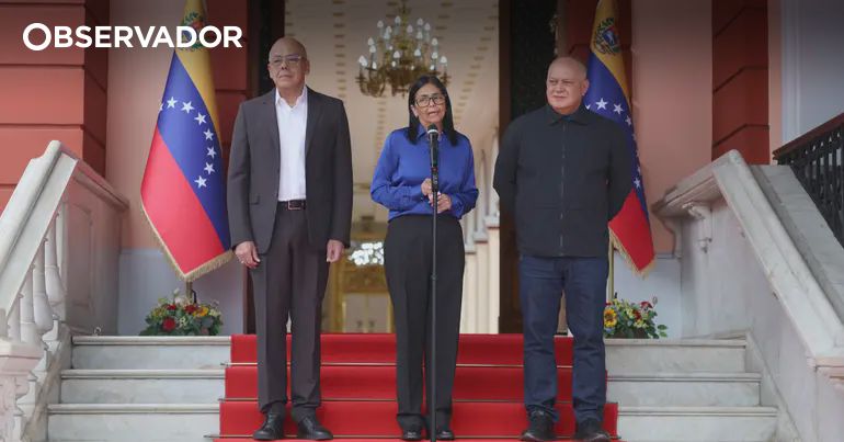 Presidente interina anuncia "nova era política" em Caracas – Observador