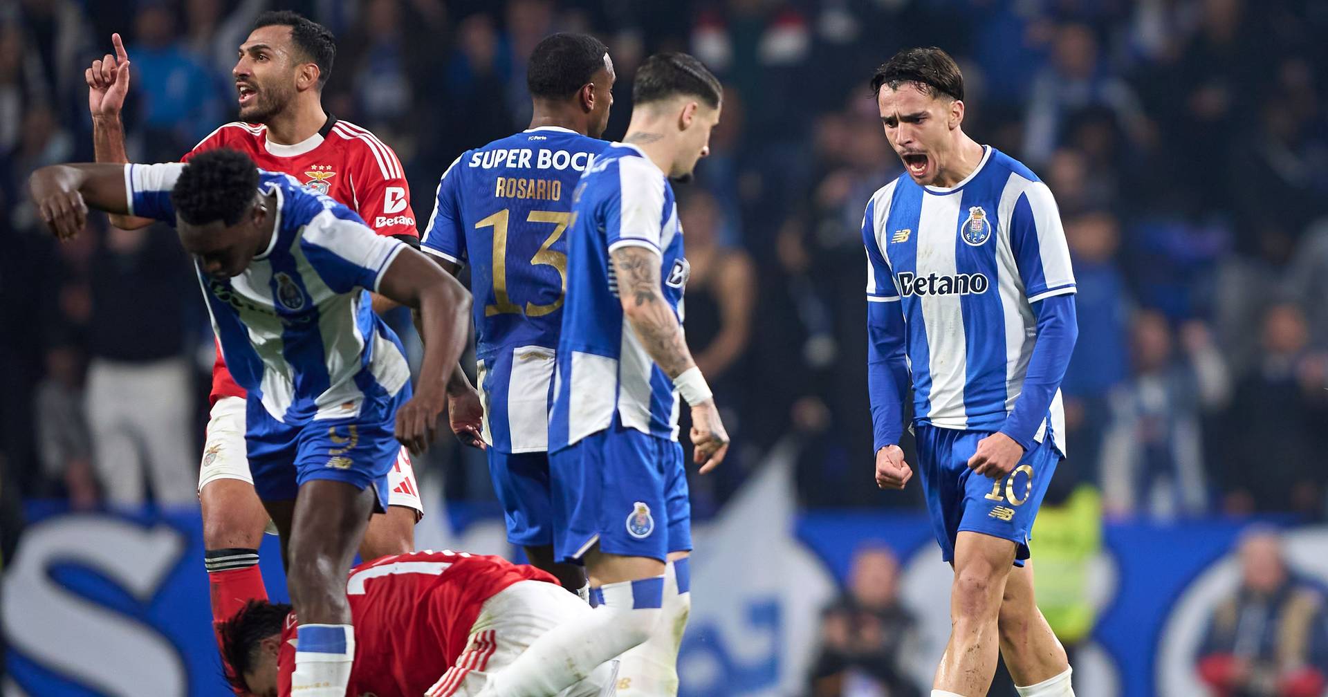 Com uma goleada de entreajuda, o FC Porto empurrou a época do Benfica para o abismo