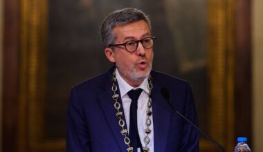 Moedas chumba voto de repúdio pela morte de mulher baleada pelos serviços de imigração dos EUA