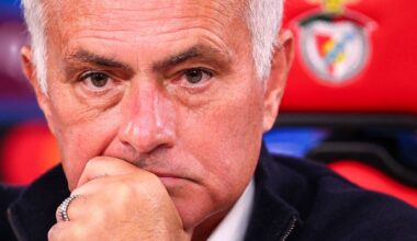 Da “responsabilidade” de “ganhar títulos” ao discurso do jogo a jogo, o Benfica de Mourinho já olha para os troféus como uma miragem