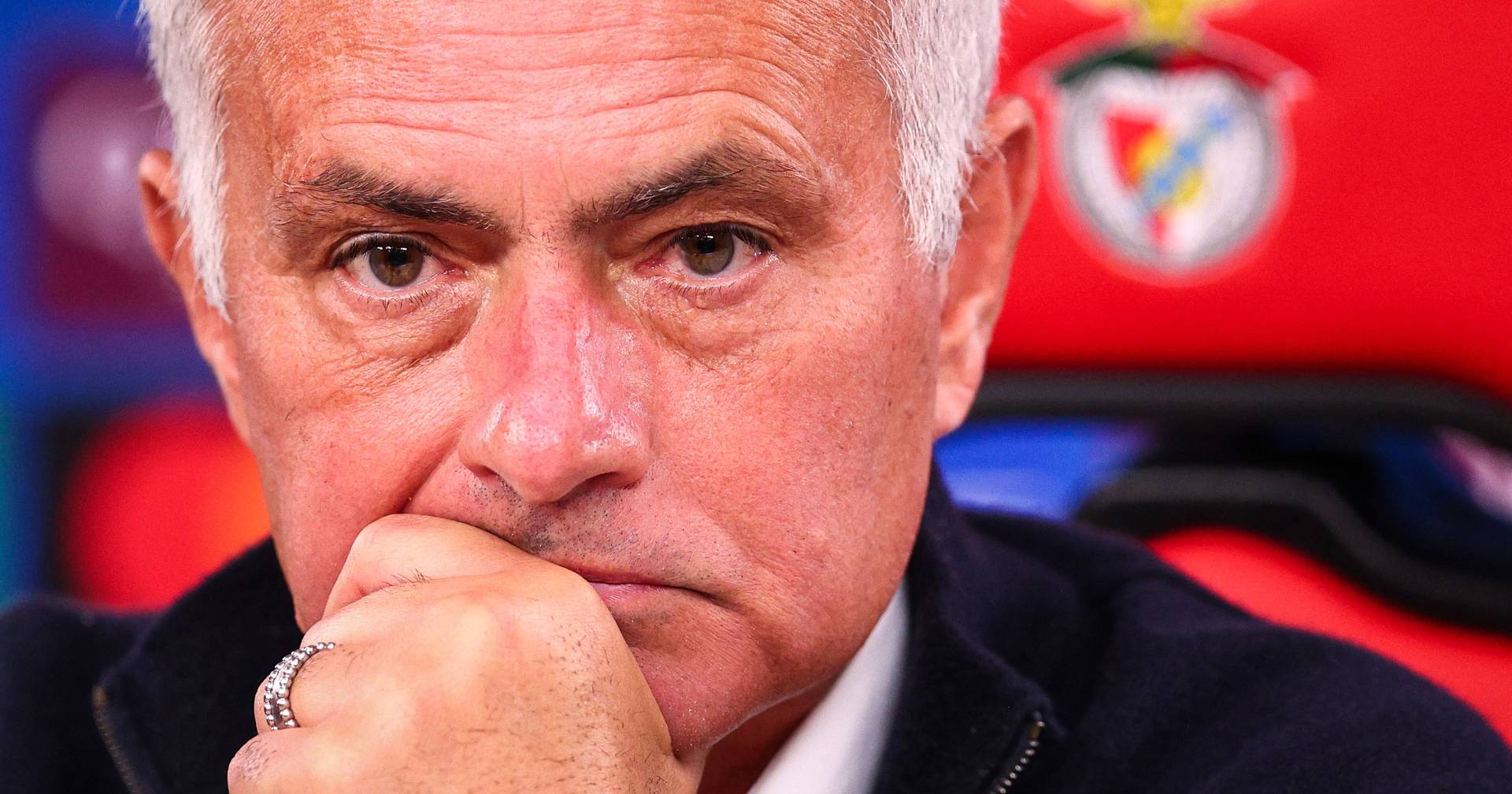 Da “responsabilidade” de “ganhar títulos” ao discurso do jogo a jogo, o Benfica de Mourinho já olha para os troféus como uma miragem