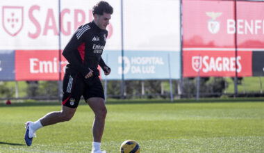 Gonçalo Oliveira pede desculpa por ter danificado banco de suplentes do FC Porto: "Não me revejo"