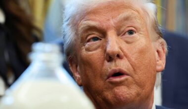 Trump faz gesto obsceno e dirige palavrão a operário de uma fábrica da Ford