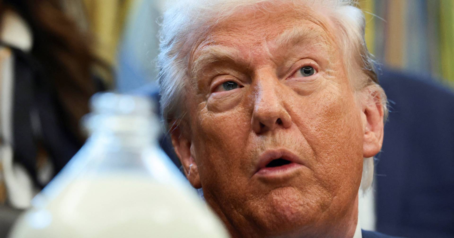 Trump faz gesto obsceno e dirige palavrão a operário de uma fábrica da Ford