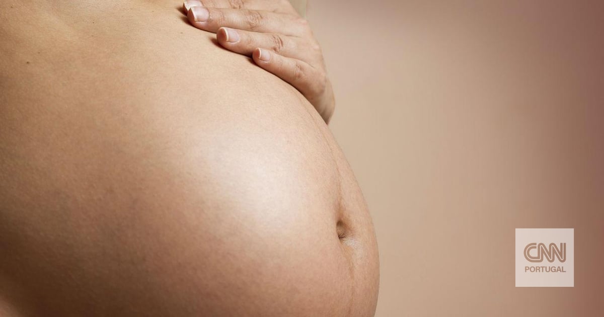 Grávida tem bebé na casa de banho do hospital CUF Tejo e tenta desfazer-se do feto na sanita