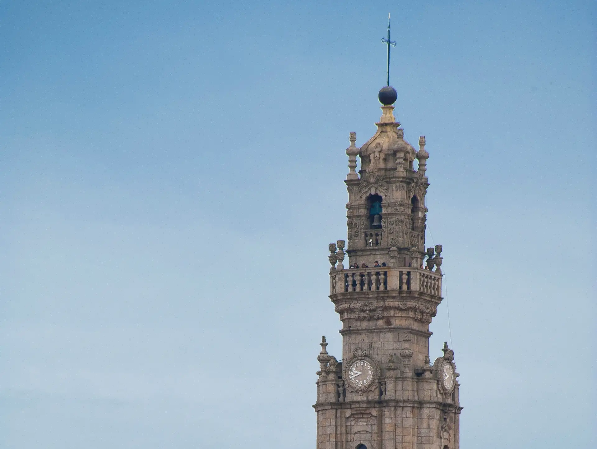 Torre dos Clérigos parcialmente evacuada