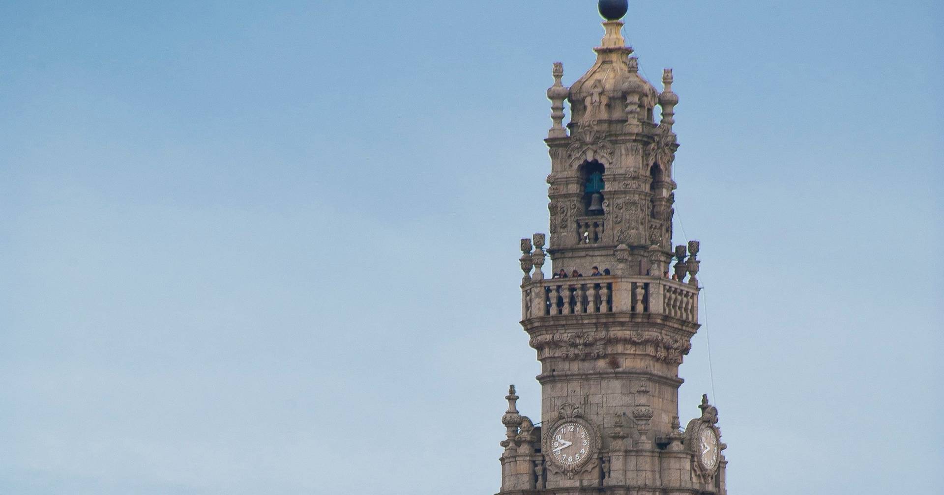 Torre dos Clérigos parcialmente evacuada