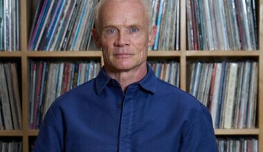 Thom Yorke dos Radiohead e Nick Cave no álbum de estreia a solo de Flea, dos Red Hot Chili Peppers: ouça o novo single ‘Traffic Lights’