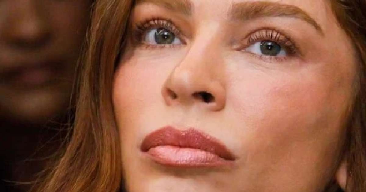 Roupa de Grazi Massafera rouba a cena em festa de 'Dona Beja': 'Escolheu isso?'