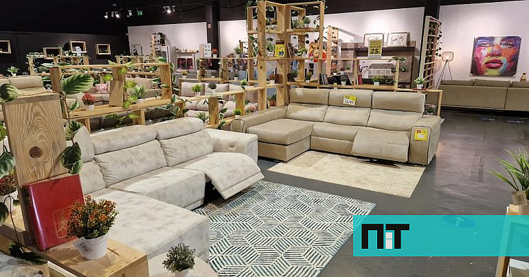 O momento em que a tempestade Kristin “invade” e destrói Feira dos Sofás no Montijo — NiT