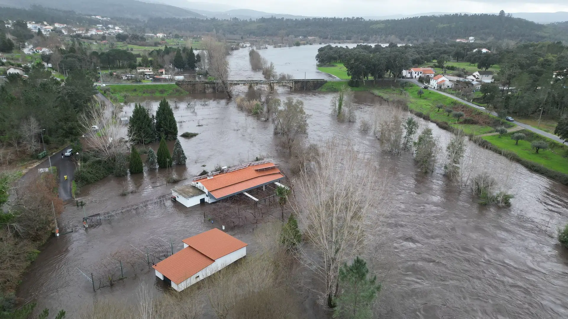 Subida do Rio Alva provoca inundações na povoação de Secarias em Arganil