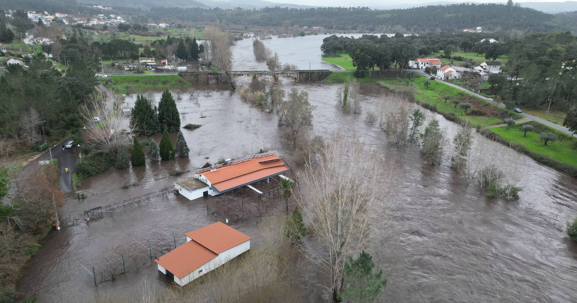 Depressão Kristin: Portugal ativa Copernicus para recolher imagens de satélite dos estragos
