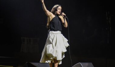 Rosalía aparece de surpresa em espetáculo pela Palestina em Barcelona: veja o vídeo