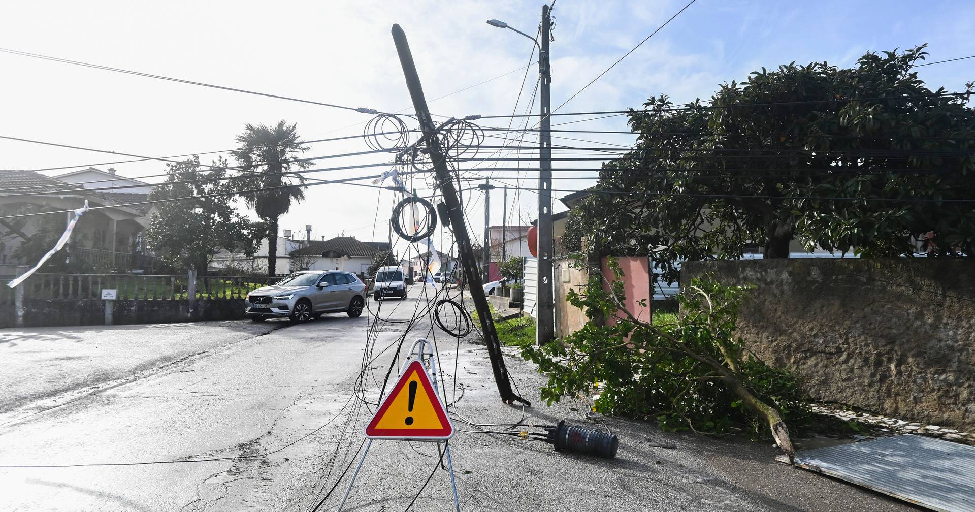 Homem morre ao cair de telhado que reparava no concelho da Batalha