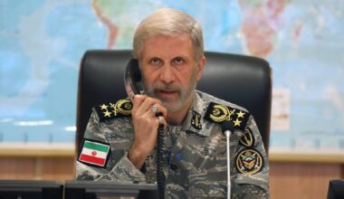 Irão avisa EUA que as Forças Armadas estão "com o dedo no gatilho"