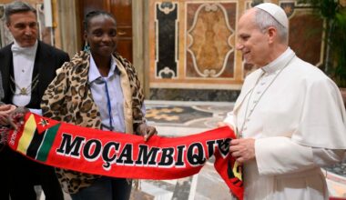 Papa a jovens líderes: “Só quem cuida dos mais pequeninos pode fazer coisas grandes”