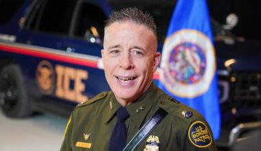 Comandante Bovino deixa Minneapolis. Trump reorganiza liderança da ofensiva anti-imigração