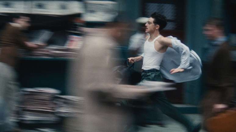 Timothée Chalamet como Marty Mauser no filme Marty Supreme