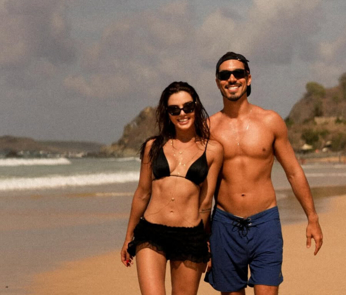 De biquíni, Giovanna Lancellotti posa ao lado do marido e exibe as curvas | Celebridades