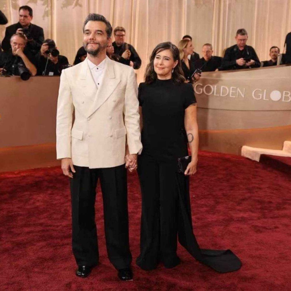 Quanto custa o look de Wagner Moura e Sandra Delgado no Globo de Ouro?