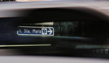 Doentes muito urgentes esperam 14 horas por primeira observação no Santa Maria