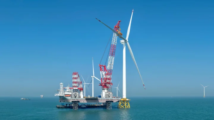 Imagem do maior aerogerador marinho do mundo de 20 MW, montado na China.