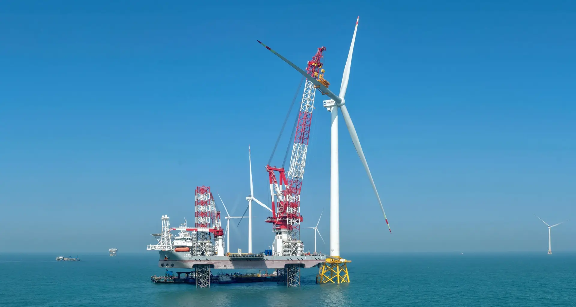 Resposta a Trump? China instala o primeiro aerogerador marinho do mundo de 20 MW