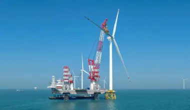 Resposta a Trump? China instala o primeiro aerogerador marinho do mundo de 20 MW