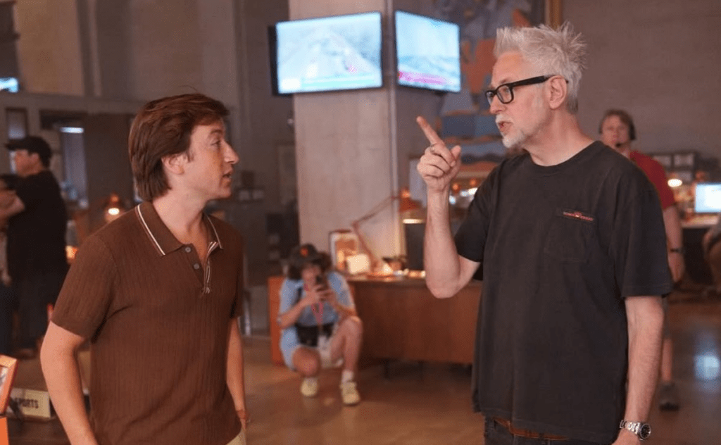 Superman | Imagem inédita de bastidores traz Skyler Gisondo como Jimmy Olsen