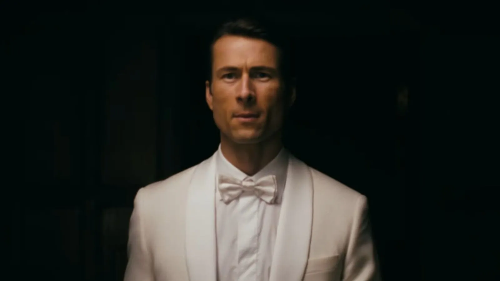 Glen Powell irá estrelar ficção científica do criador de Mr. Robot