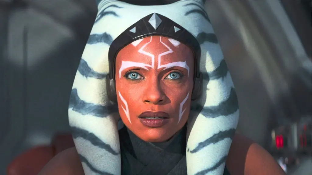 Ahsoka pilotando nave espacial