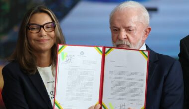 Em evento sobre o 8 de Janeiro, Lula veta integralmente PL que reduz penas de Bolsonaro e condenados por atos golpistas - G1