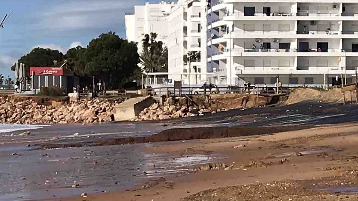 Mar agitado de inverno continua a engolir Praia do Forte Novo em Quarteira