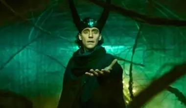 Tom Hiddleston relembra como descobriu que voltaria como Loki em Vingadores: Doutor Destino