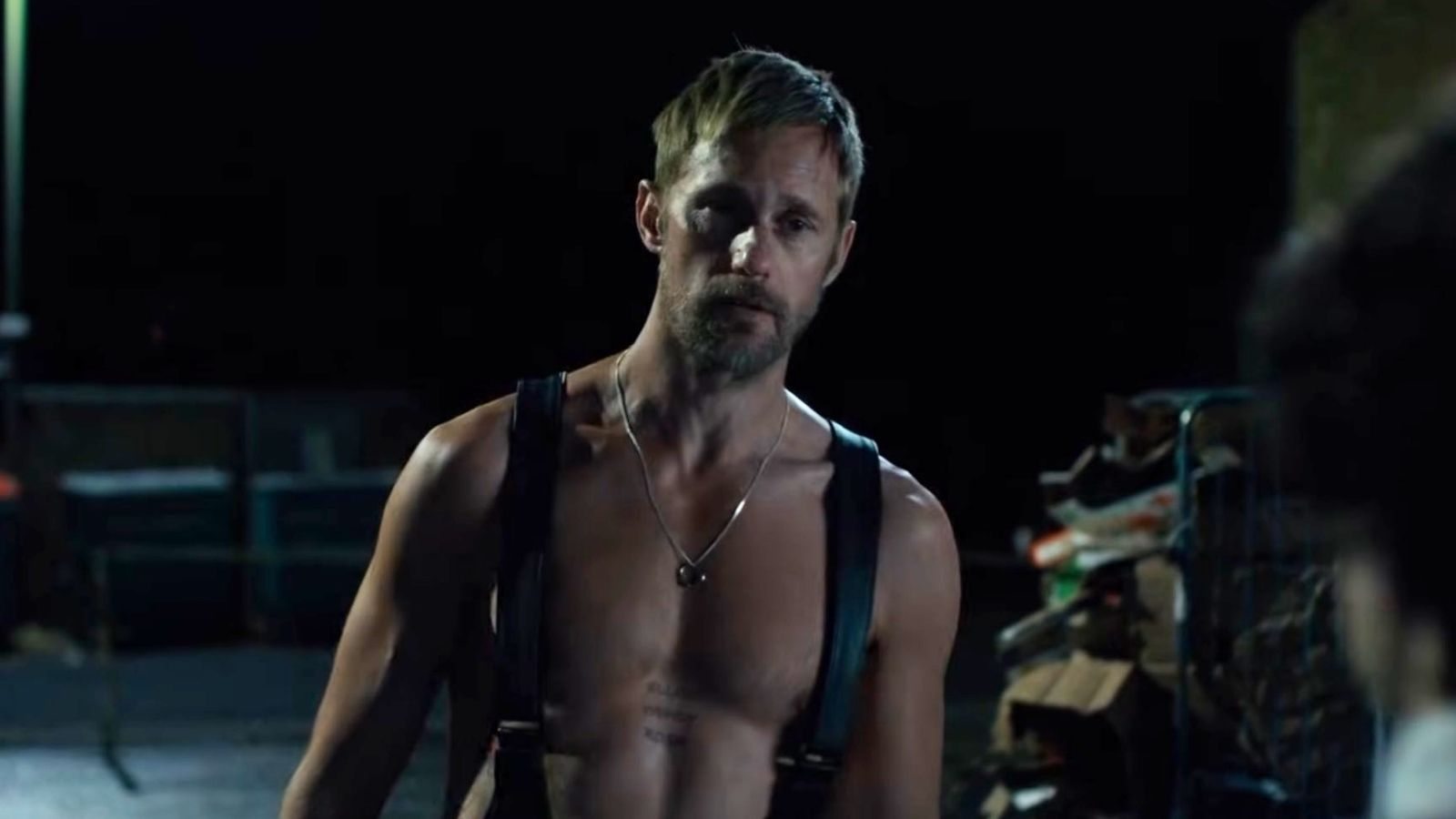 Pillion, romance gay com Alexander Skarsgård para a A24, ganha trailer divertido