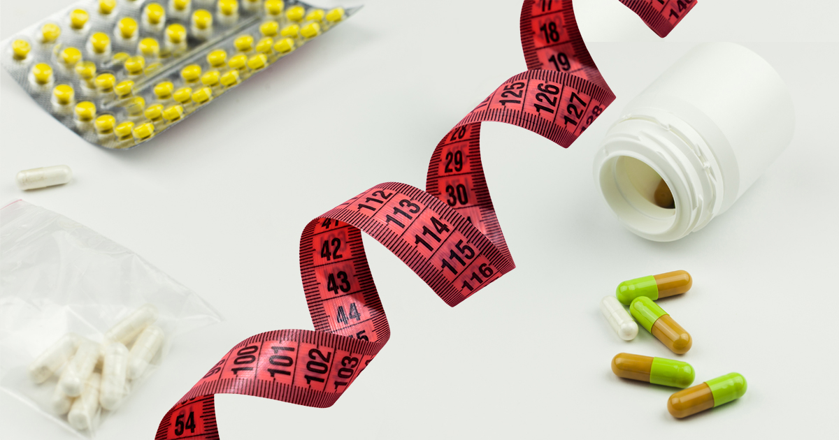 Fotomontagem na qual se vê uma fita métrica ao lado de vários medicamentos usados para emagrecimento, alguns deles ainda em cartelas e outros espalhados pela superfície