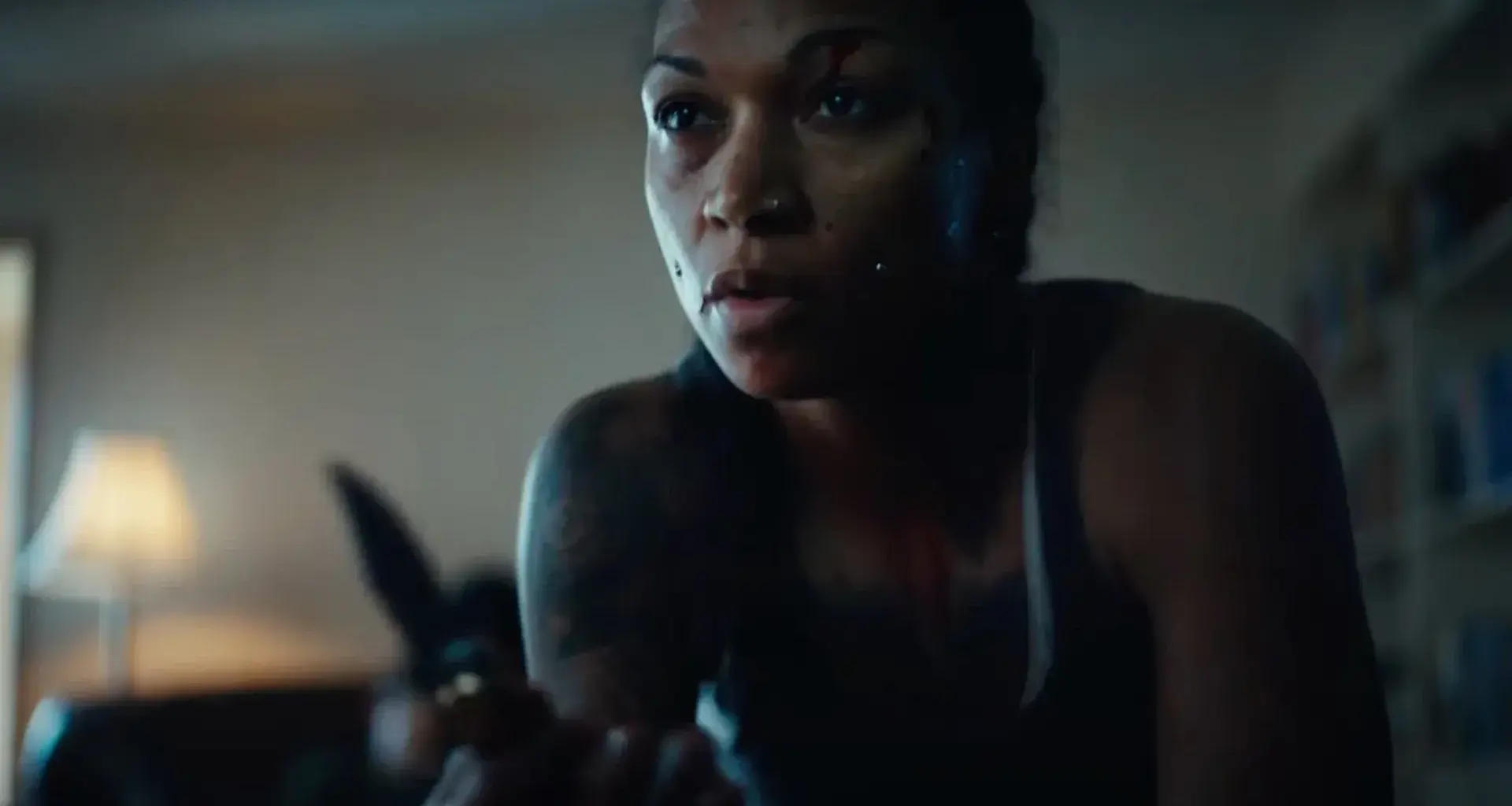 Resident Evil | Atriz promete que fãs ficarão "muito satisfeitos" com novo filme de terror