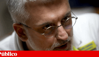 Três horas à espera do INEM: presidente responsabiliza hospitais por reterem macas | Saúde