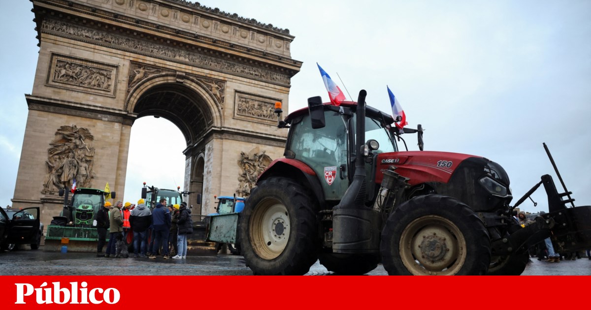Agricultores e cerca de cem tractores furam barreiras em Paris contra Mercosul | Protestos