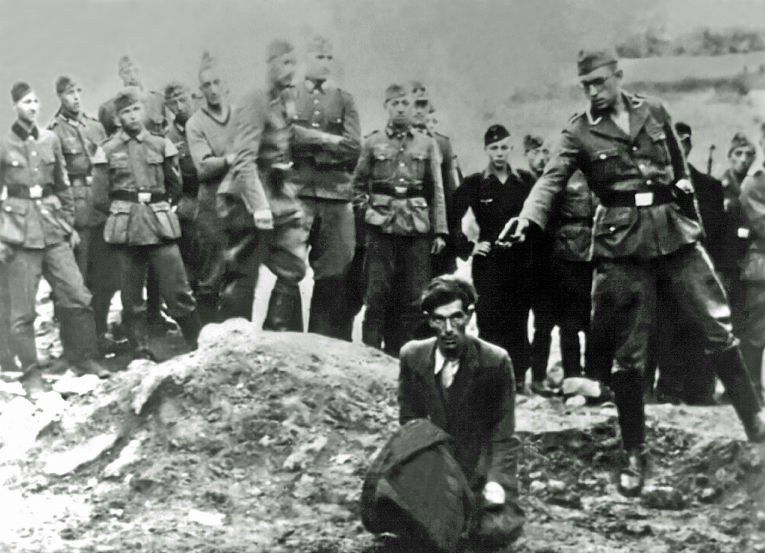 Uma fotografia do Holocausto deixou de ter um carrasco anónimo graças à IA | História