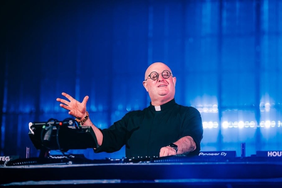 Padre DJ Guilherme agita Beirute e divide opiniões no Líbano | Líbano