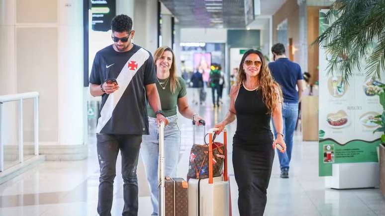 Viviane Araujo é flagrada com o marido em aeroporto