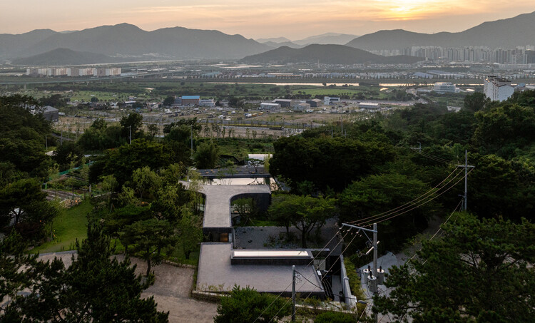 Restaurante Charcoal Haus / moc architects - Imagem 11 de 13