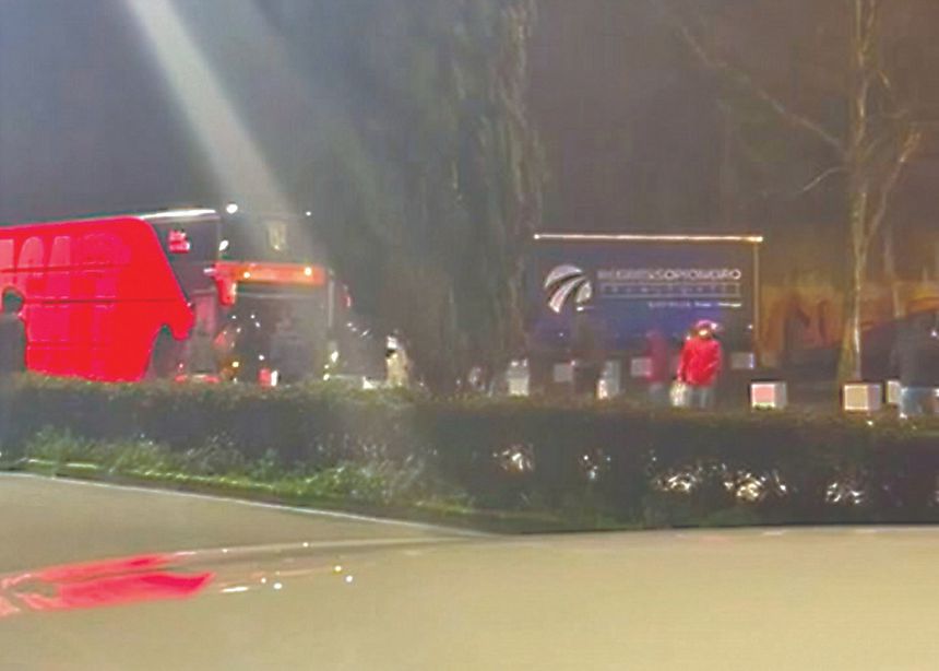 Contestação fez-se sentir na chegada da comitiva arsenalista de Fafe, na noite de ontem - Foto: D. R.