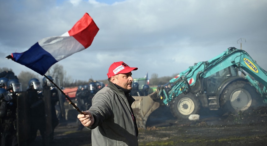 Camiões portugueses parados. Agricultores franceses cortaram autoestrada contra acordo com Mercosul