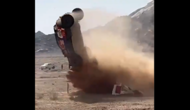 Escapa a acidente brutal no Dakar e atira: «Vamos atrás de carros de m****!» (vídeo)