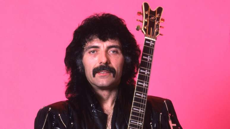 Tony Iommi, guitarrista do Black Sabbath, em 1986