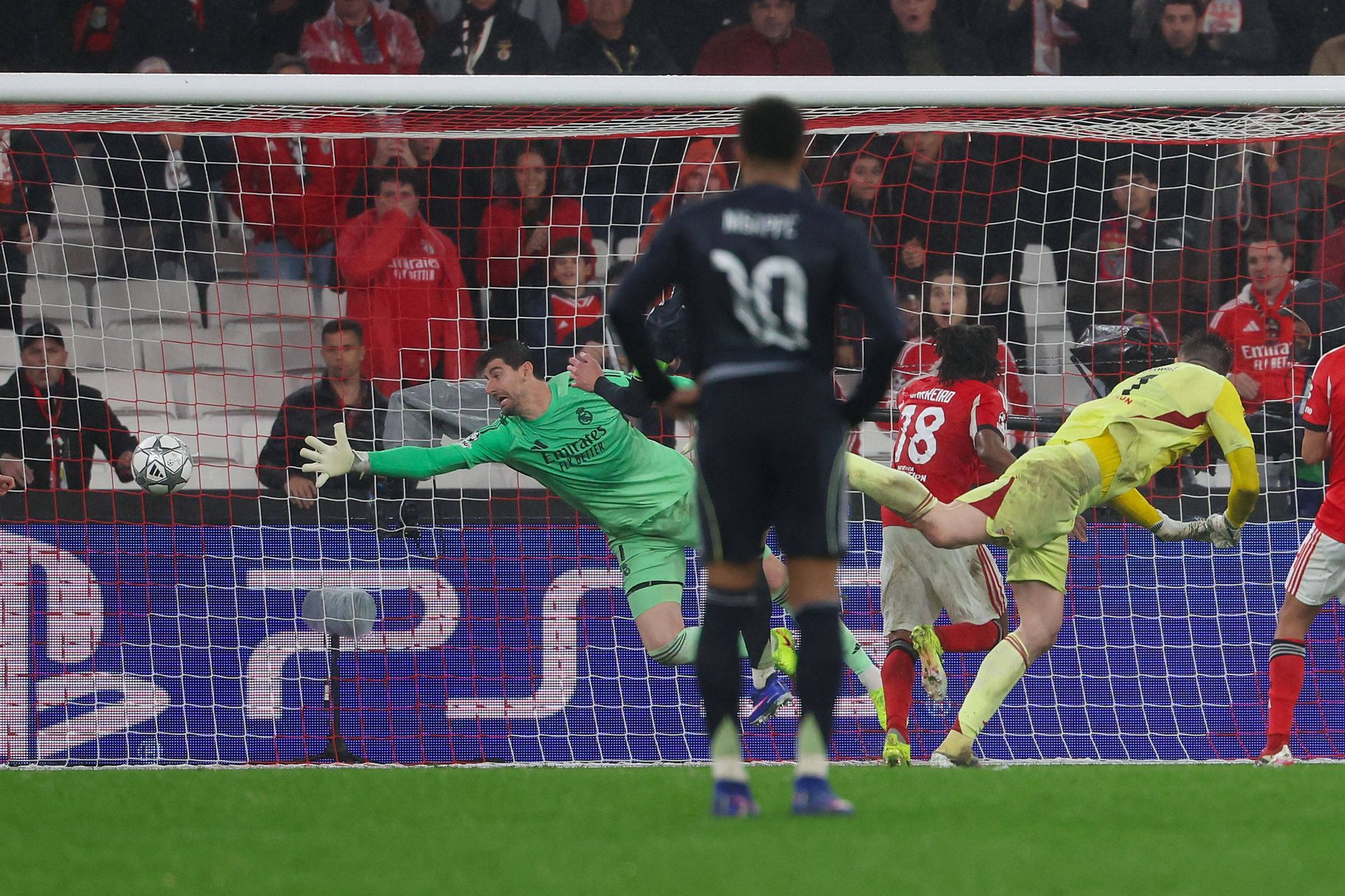 O inacreditável golo de Trubin (sim, ele!) aos 90'+8'! - Foto: IMAGO